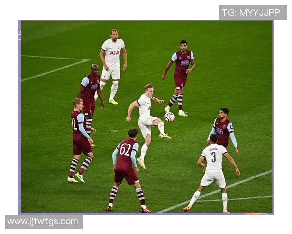 足球巨星挑战室内足球新风潮 球场内外的精彩对决与突破